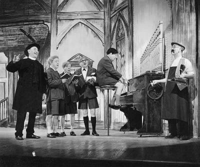 Clown Jewels - Here Bud Flanagan is a vicar at a choir practice, prising open the collection box with a knife and allowing the boys to play his fruit machine. 